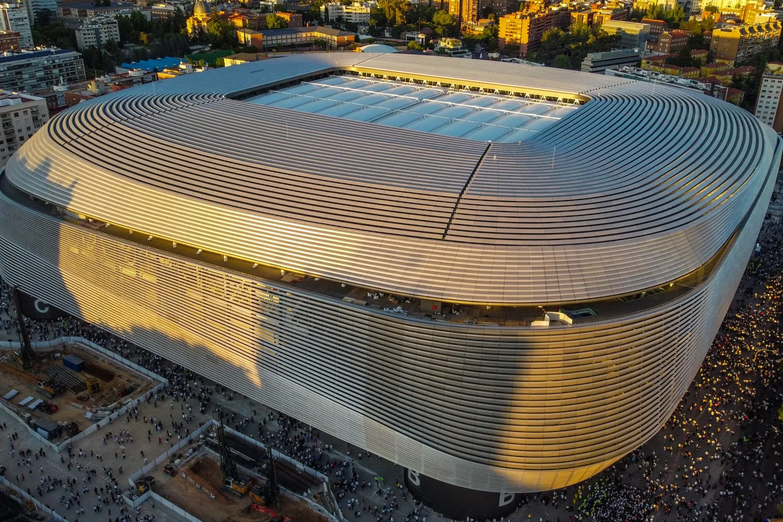 Ilmakuva suuresta jalkapallostadionista Madridissa auringonlaskun aikaan