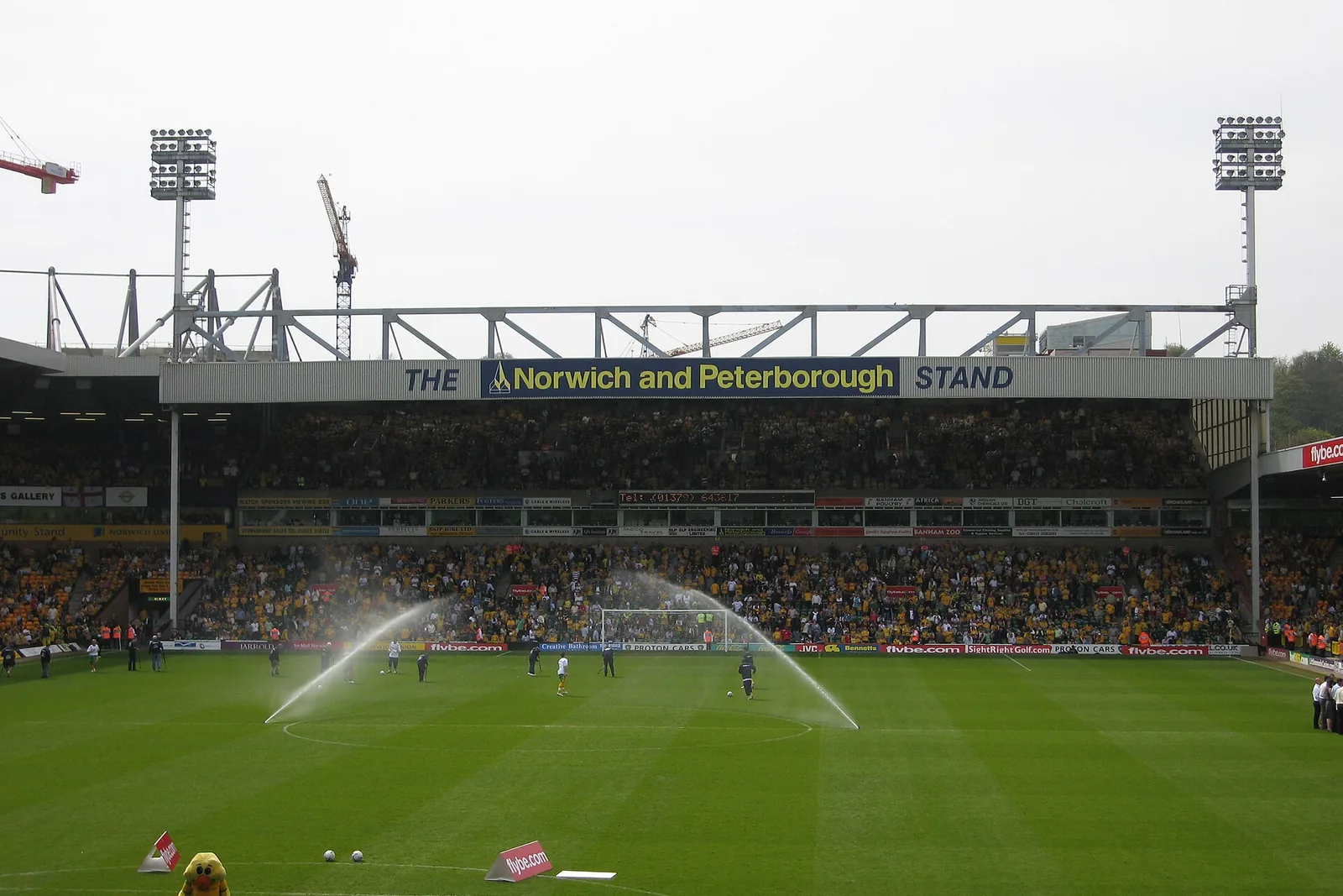 Norwich Cityn kotistadionin katsomo ja kenttä