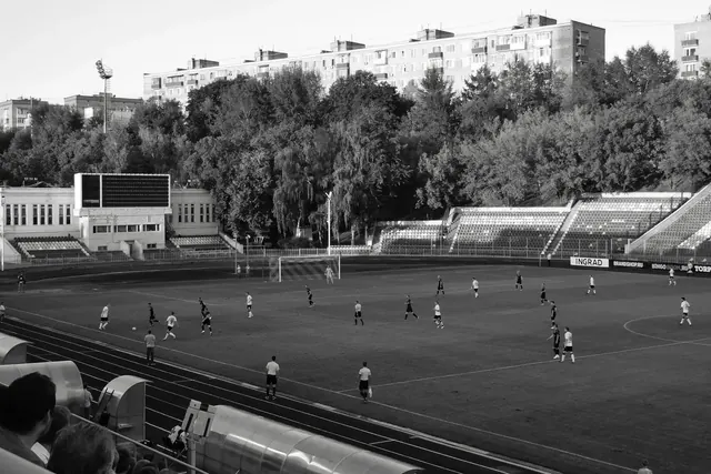 Mustavalkoinen kuva jalkapallo-ottelusta ulkostadionilla