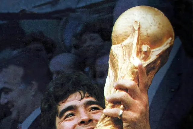 Diego Maradona nostaa MM-pokaalia vuonna 1986